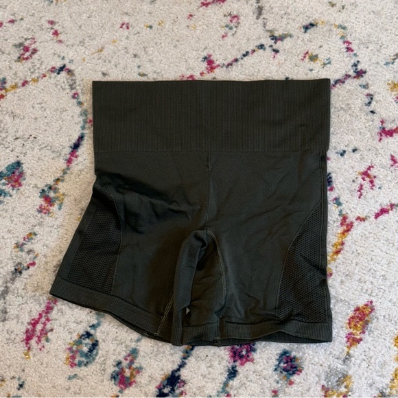 Lululemon Shorts Size 4 - Picture 3 of 3